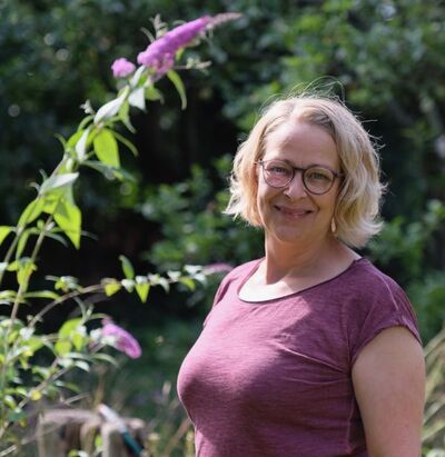 Kerstin vor dem Flieder